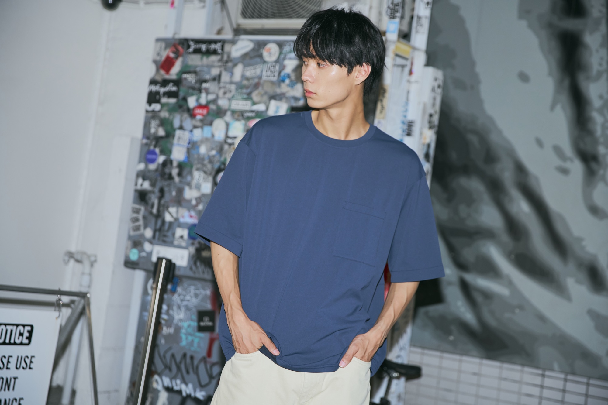 ネイビーのMOON-TECH Tシャツ着用スタイル