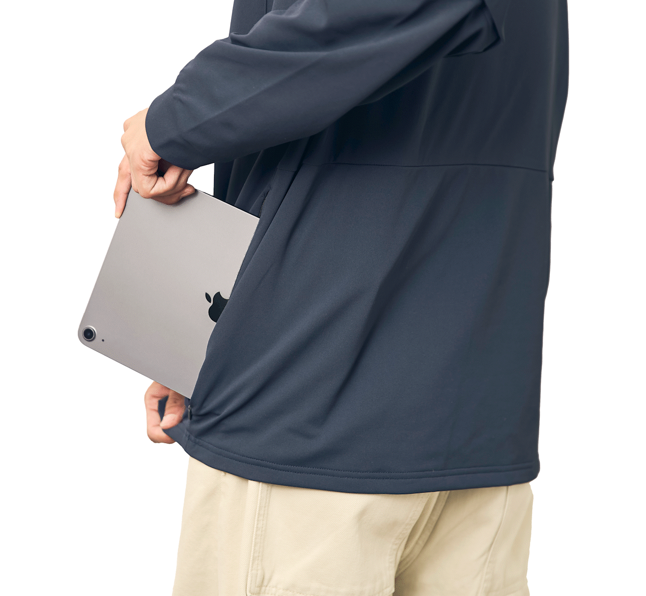 大容量ポケットへiPadを収納するアニメーション